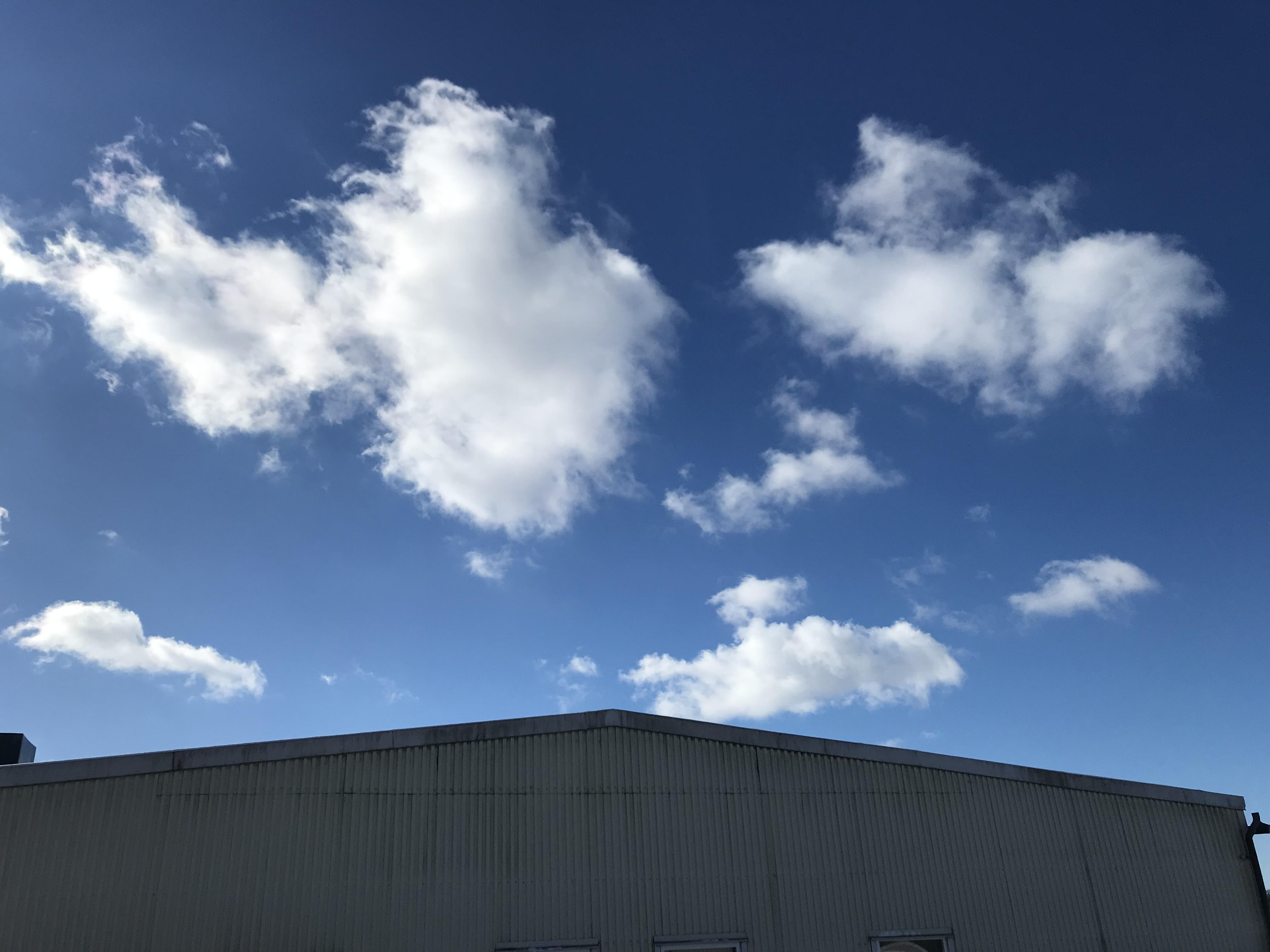 Cumulus över hangar